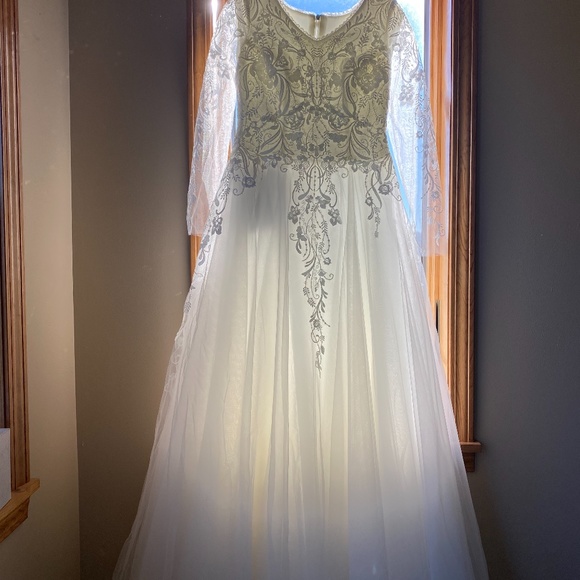 Monica Loretti art. #8157 Collection ModestIvory Ivory wedding dress - Picture 10 of 14
